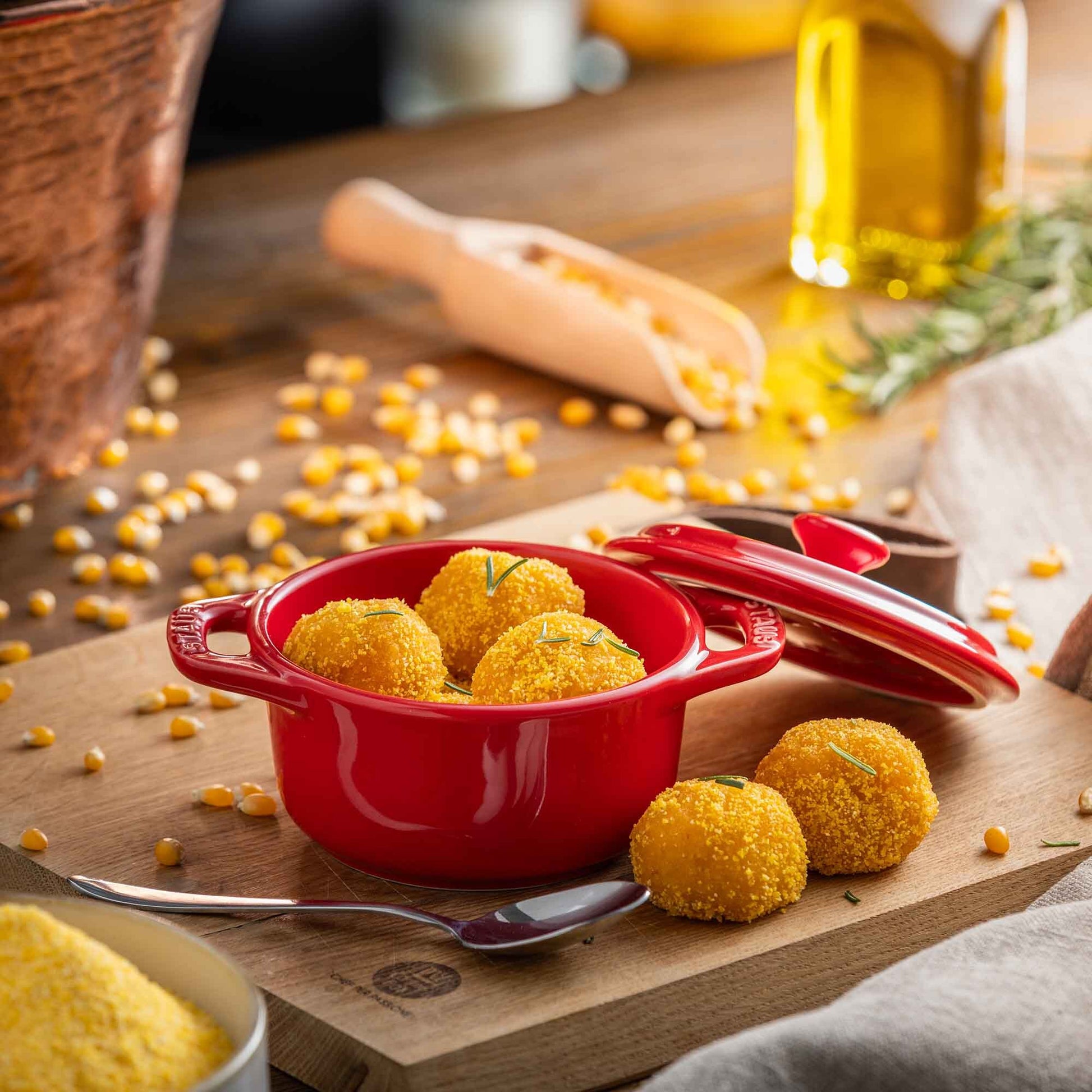Piatto di polpette di polenta con crema di Taleggio DOP su un tagliere